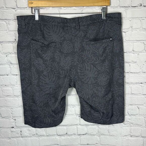 Travis Mathew Go Fish Shorts in Heather Grey Pinstripe size 36 Style# 1MW209 - Picture 5 of 8